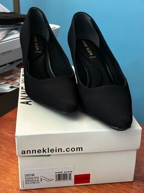 Anne Klein Black Pointed-Toe Stretch Pumps